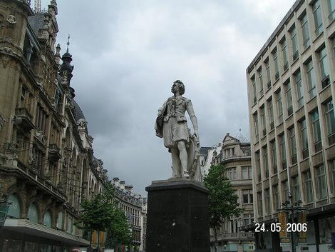 На главной улице Антверпен, Бельгия