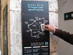 Указующий перст экскурсовода на карте старого Иерусалима