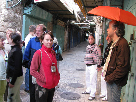 Экскурсовод толкает речь, а Наташа внимает Шарм-Эль-Шейх, Египет