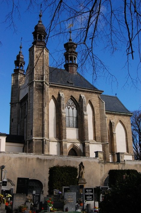 В 1421 году под ней была сооружена часовня, куда перенесли кости из заброшенных могил Кутна-Гора, Чехия