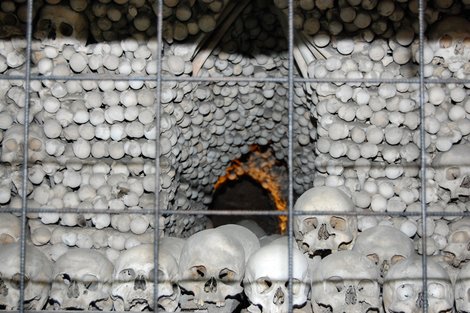 Основная масса костей сложена в четыре огромных колокола по углам здания. Кутна-Гора, Чехия