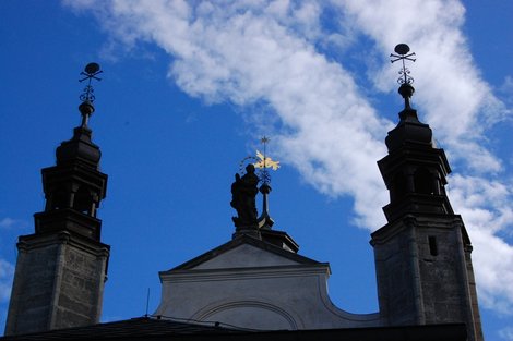 Купола церкви Всех Святых вместо крестов венчают черепа и кости... Кутна-Гора, Чехия