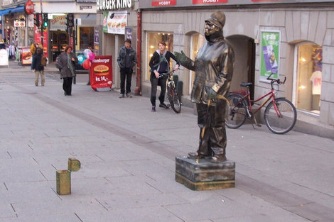 Живая бронзовая статуя — просит подаяние. Осло, Норвегия