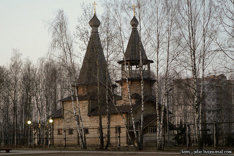 Рядом — еще одна церковь, которую собирали тут какие-то карельские мастера без единого гвоздя. Десногорск, Россия