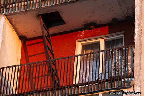 Солнце проникает в окна домов и город просыпается. Десногорск, Россия
