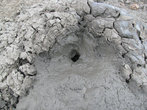Карабетова гора: дырочка, из которой вылезает грязь