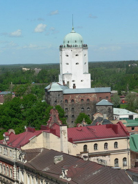Вид на крыши города и замок. Выборг, Россия