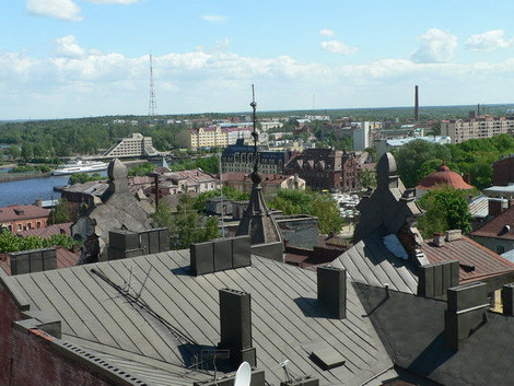 Вид на крыши с колоннады часовой Башни. Выборг, Россия
