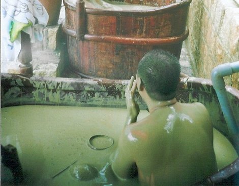 японец в грязевой ванне