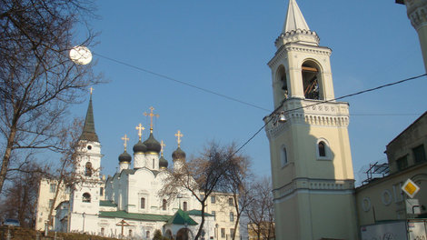 Вид с улицы Забелина на церковь св.Владимира и колокольню монастыря Москва, Россия