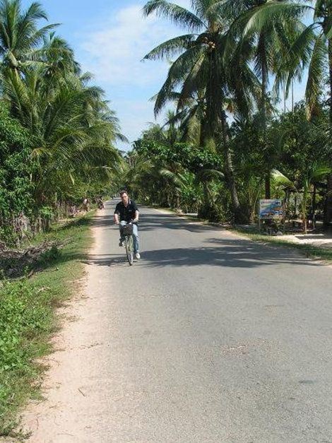 На велосипеде среди пальм