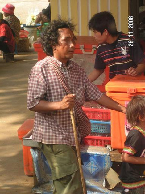 Слепой старик. Только он один не торгует Камбоджа