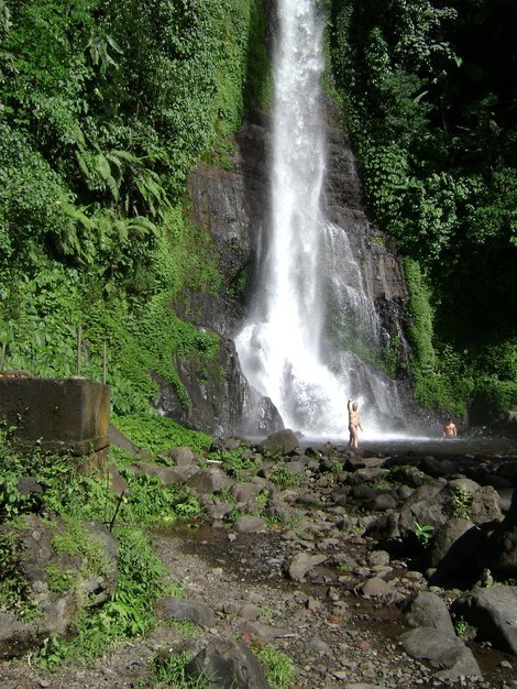 купание в водопаде Бали, Индонезия