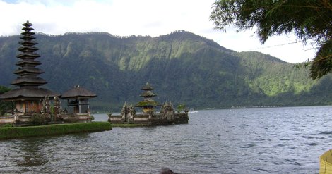храмы на озере Бали, Индонезия