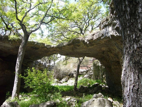 Природный мост рядом со входом в пещеры.