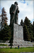 Огромный памятник Ильичу, больше только в Артеке. Для сравнения в кадр был поставлен ребенок шести лет :)