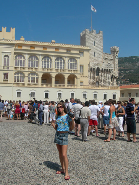Ждем начала смены караула у Дворца принца Монако