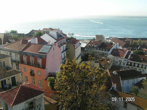 Такие разные городские крыши Лиссабон, Португалия