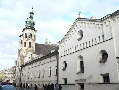 Старинная улица Кракова, виднеется костел св. Андрея. Краков, Польша