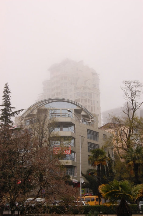 Улица Воровского в тумане Сочи, Россия
