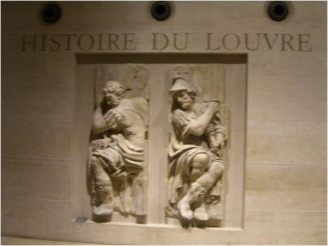 На входе в зал по истории Лувра Париж, Франция