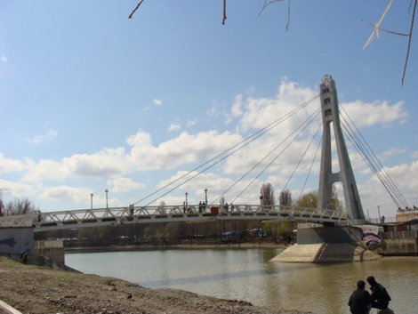 Мост для поцелуев (общий вид) Краснодар, Россия