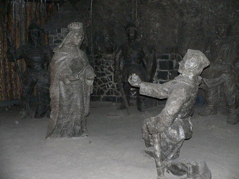 Камера Яновице. Скульптурная группа из соли предсталяет тот момент, когда был найден перстень Кинги. Величка, Польша