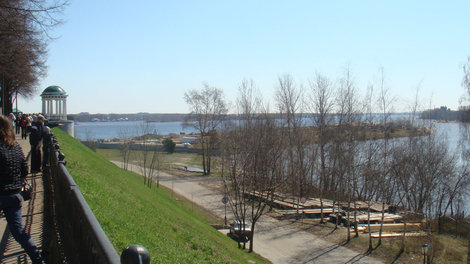 Вид на стрелку: вдалеке Волга, вблизи река Которосль Ярославль, Россия