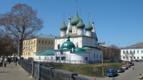 Еще одна из церквей на Которосльной набережной Ярославль, Россия