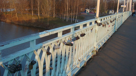 Замки молодоженов на мосту на Даманский остров Ярославль, Россия