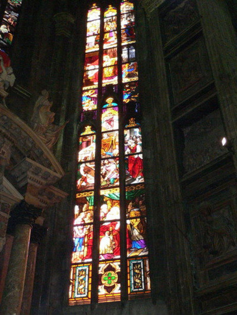 Витраж внутри собора. Милан, Италия