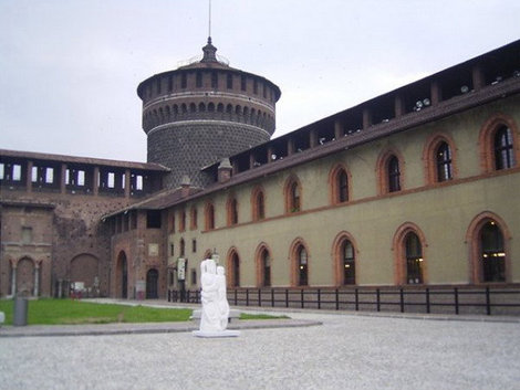 Замок Сфорцеско. Милан, Италия