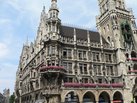 Мариенплатц славится великолепным неоготическим зданием Новой городской ратуши, построенной в период с 1867 по 1909 г.г. Знаменитые механические часы ратуши снабжены 43-мя колоколами и 32-мя фигурками из меди. Мюнхен, Германия