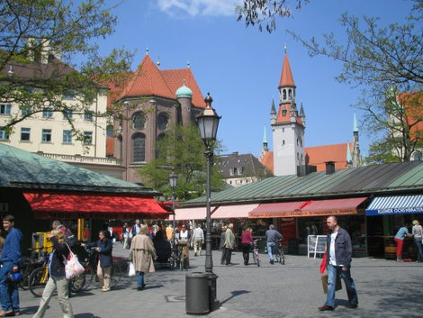 Центр города — здесь миллионы магазинчиков и стендов, где можно купить вкуснейшие баварские сосиски Мюнхен, Германия