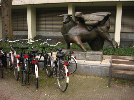 Странный памятник с короткими ногами Утрехт, Нидерланды