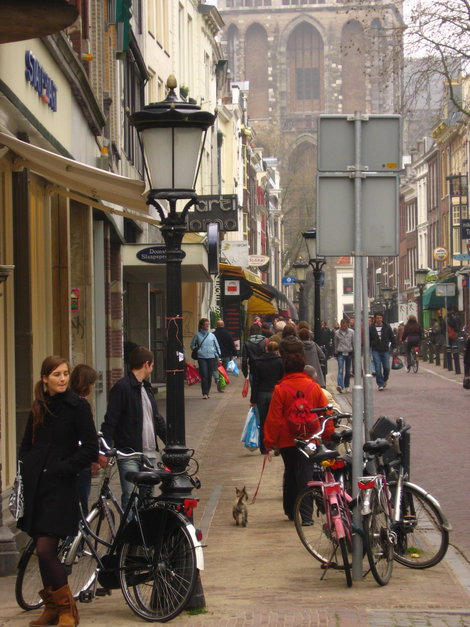 Утрехт - каналы, мох, граффити и девушки в пакетах Утрехт, Нидерланды