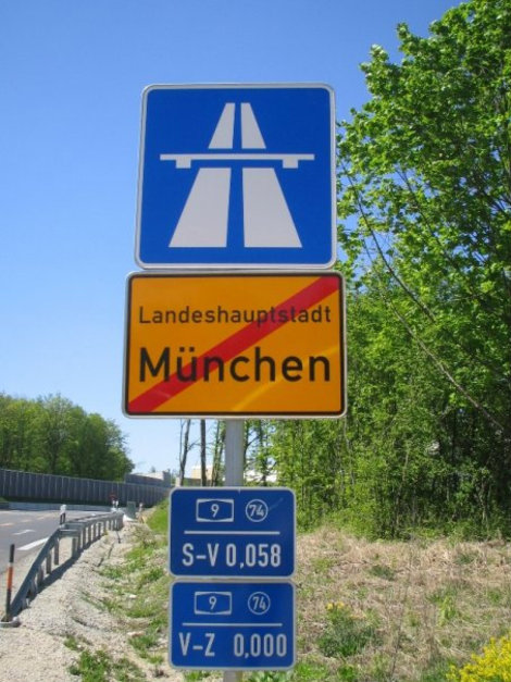 До свидания, Мюнхен! Автобан начинается здесь. Кстати, для любителей автостопа: он здесь отменный Мюнхен, Германия