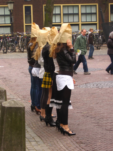 Утрехт - каналы, мох, граффити и девушки в пакетах Утрехт, Нидерланды