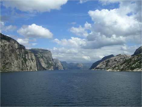 Красавец фьорд Люсе-фьорд, Норвегия