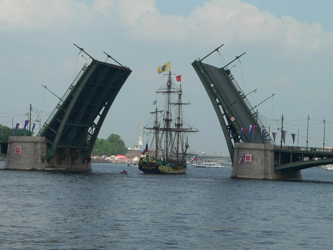 Мосты разводят не только ночью, а еще и в день города. Санкт-Петербург, Россия