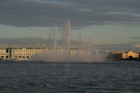 Знаменитый плавучий фонтан. Санкт-Петербург, Россия