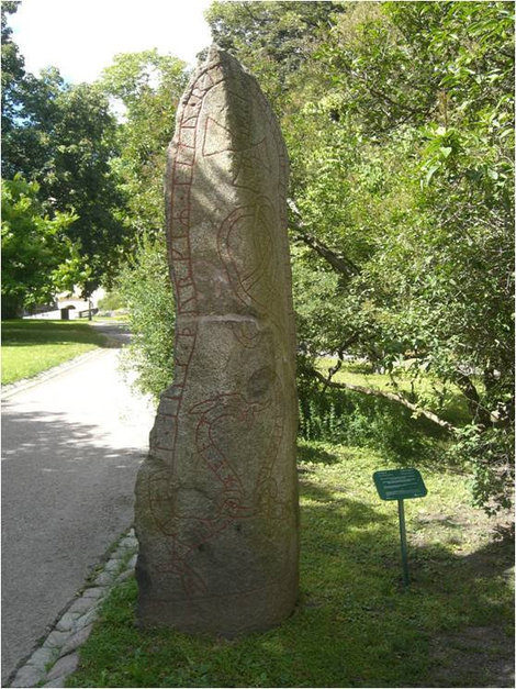 Рунические камни возле здания Упсальского университета Уппсала, Швеция