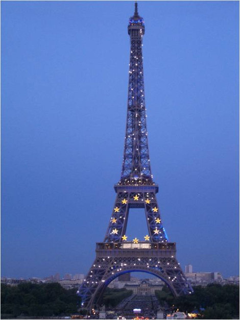 Эйфелева башня вечером Париж, Франция