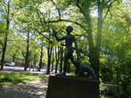 Скульптура Мальчик с собакой в парке Эспланада.