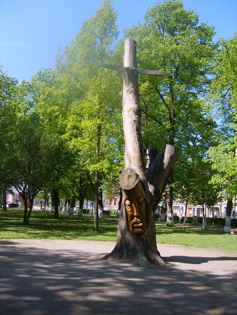 В парке Эспланада — из старого дерева фигура.