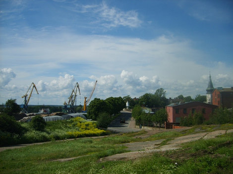 Вид на город и порт со скалы от Пректного института.