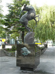 Памятник у пруда