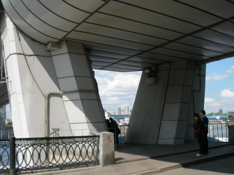 Под мостом Москва, Россия