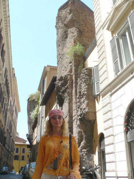 За моей спиной древний дом. Даже страшно подумать сколько веков назад он построен. Рим, Италия