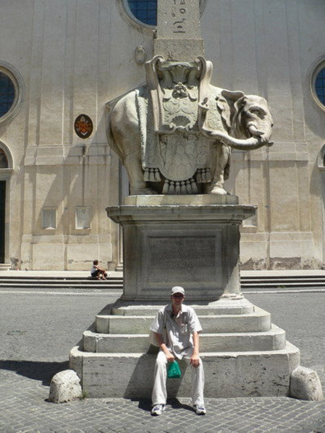 Иезуитская церковь на улочке, прилегающей к Пантеону. Рим, Италия